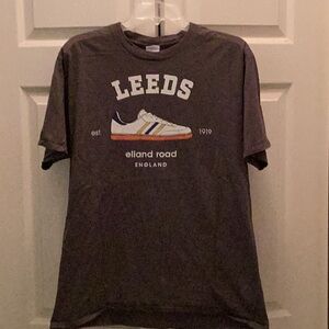 👟 NWOT Unisex “ Leeds “ Size Large Fun Tee Shirt Wardrobe Must Have 👟